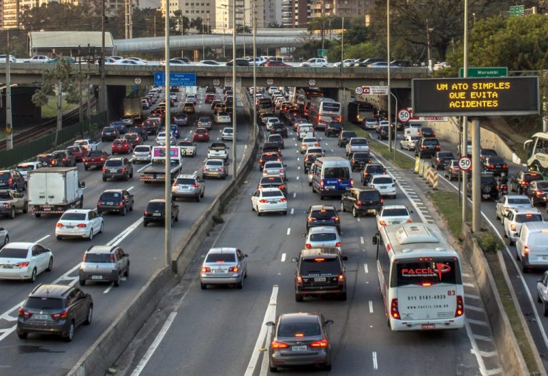 Conduzir veículo não licenciado é uma das maiores causas de multa