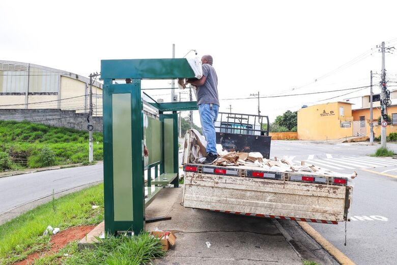 Ferraz inicia instalação de novos pontos de ônibus