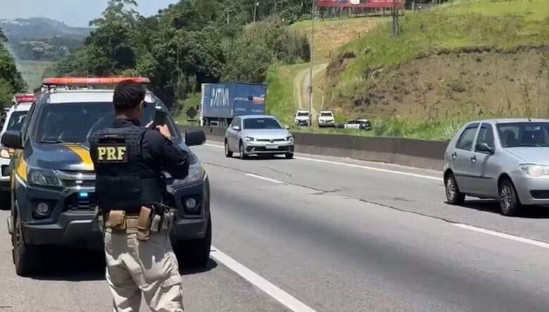 whatsapp image Policiais recuperam caminhonete furtada após perseguição em rodovia de Santa Isabel11 26 at 07.29.32