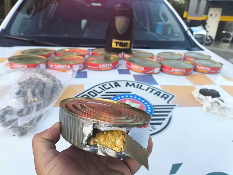 Polícia Rodoviária prende suspeitos com pasta de cocaína escondida em latas de sardinha em Guararema