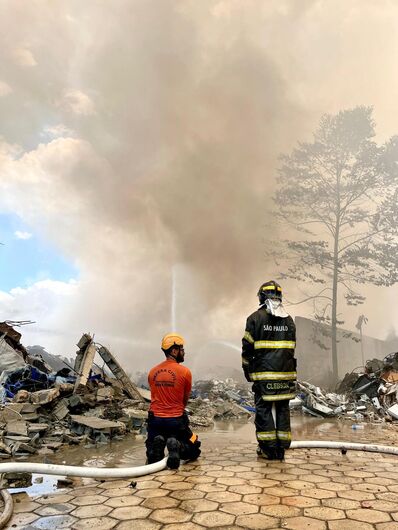 Trator pega fogo e incendeia fábrica de recicláveis em Itaquaquecetuba