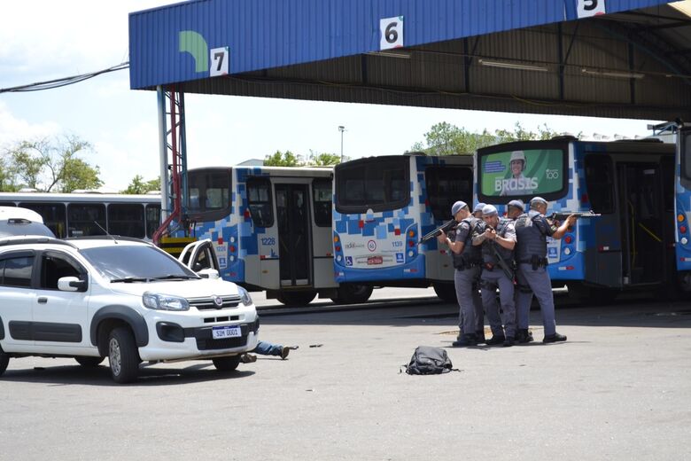 Polícia realiza simulado de roubo a empresa de transporte em Suzano