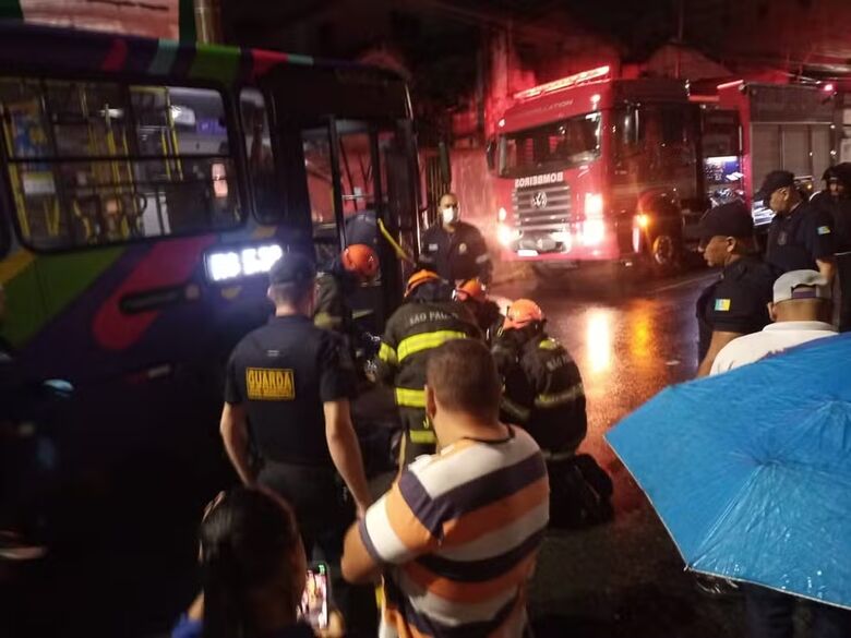 Homem morre atropelado por ônibus em Ferraz