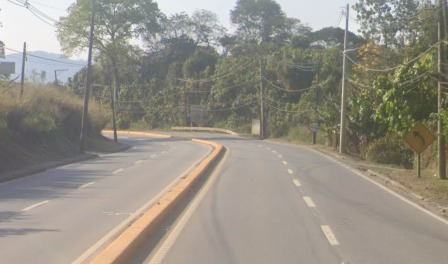 Carro invade contramão e bate em poste na Mogi-Salesópolis