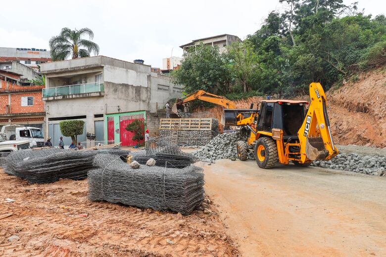 Medida está sendo feita para garantir a segurança de toda a comunidade do bairro, especialmente em épocas de chuvas fortes 