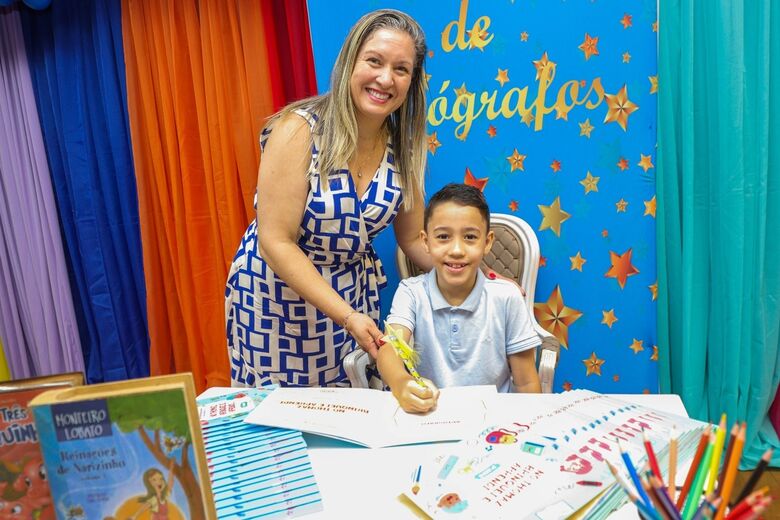 Manhã de autógrafos agita pequenos escritores de Ferraz