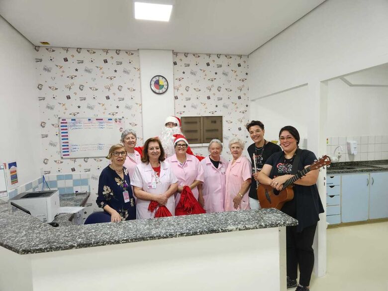 Papai Noel puxa a caravana da alegria na Santa Casa de Mogi