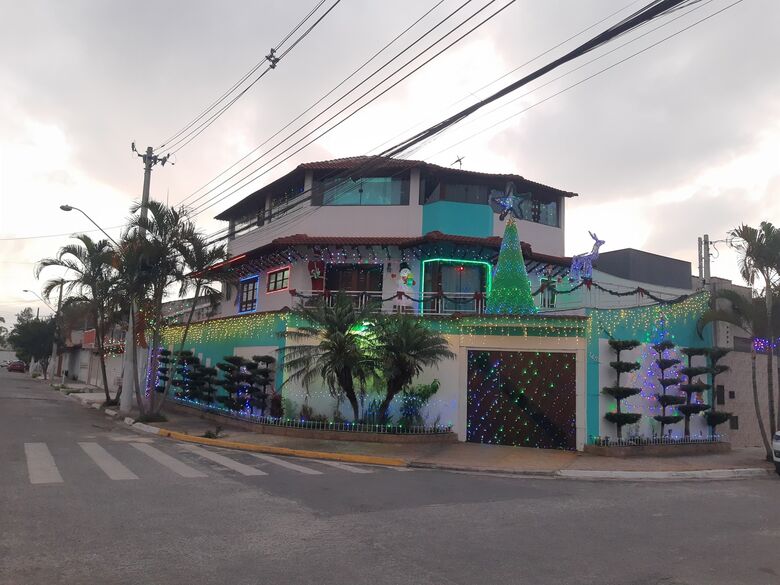 Casa decorada para o Natal chama atenção e encanta moradores de Suzano