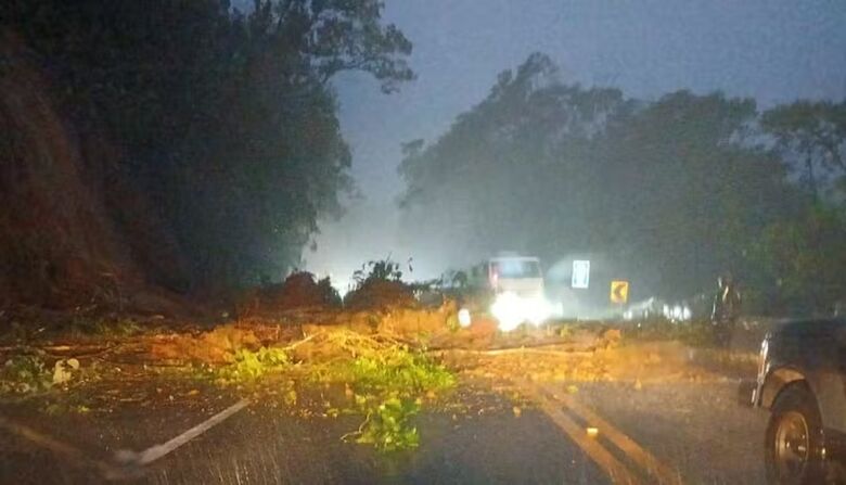 Mogi-Bertioga tem deslizamento de terra e rodovia fica interditada nos dois sentidos