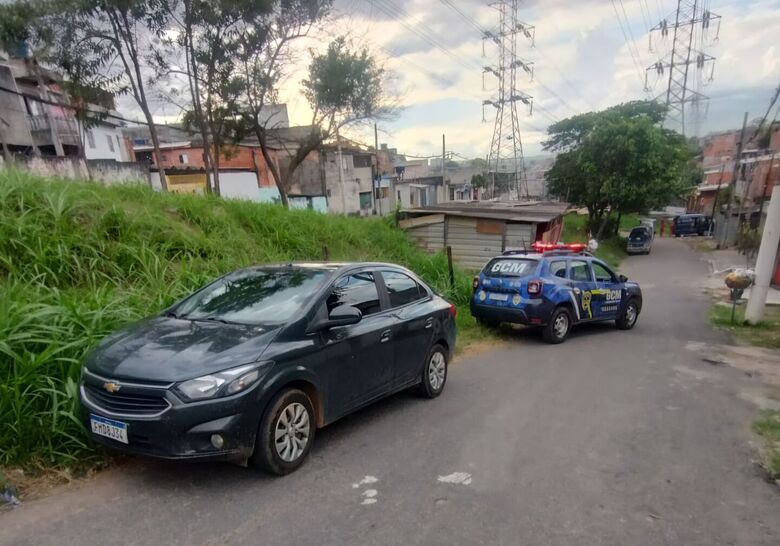 Carro roubado foi recuperado pela GCM de Itaquá