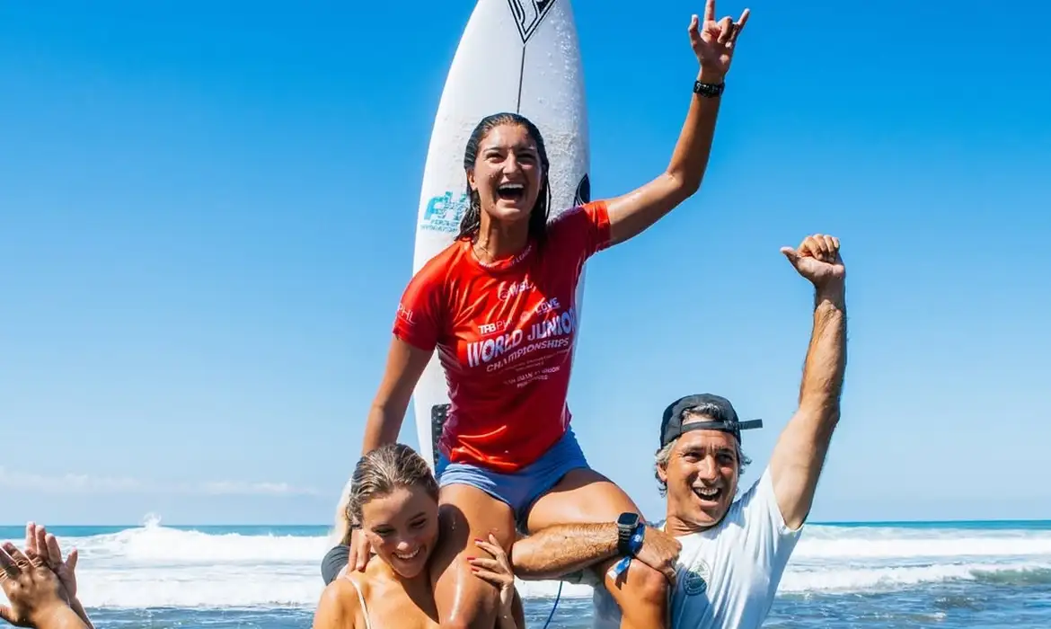 uana Silva bate japonesa e fatura título do Mundial Júnior de Surfe