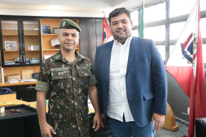 Prefeito Pedro Ishi recebe novo comandante do Tiro de Guerra