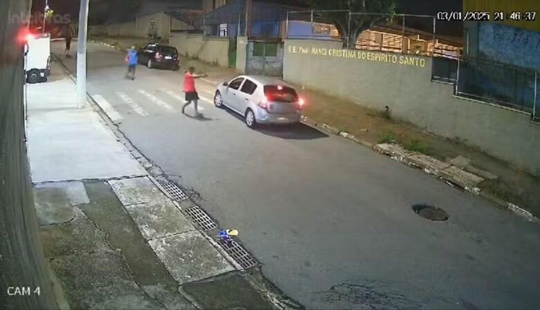 Família é rendida por trio armado e tem carro roubado em Poá