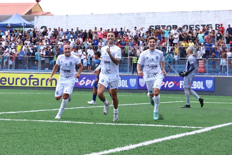 Jogadores do Aster comemoram gol diante do Dourados