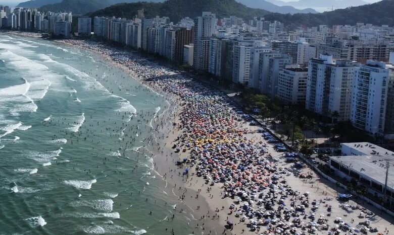 Movimento de banhistas em praia do Guarujá