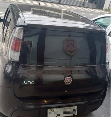 Policiais viram Fiat Uno com placa de outro veículo