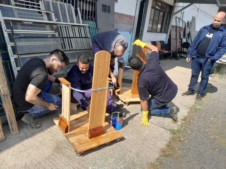 Equipamento, do modelo parapodium infantil, auxilia o usuário a manter a postura em pé ou ortostática 