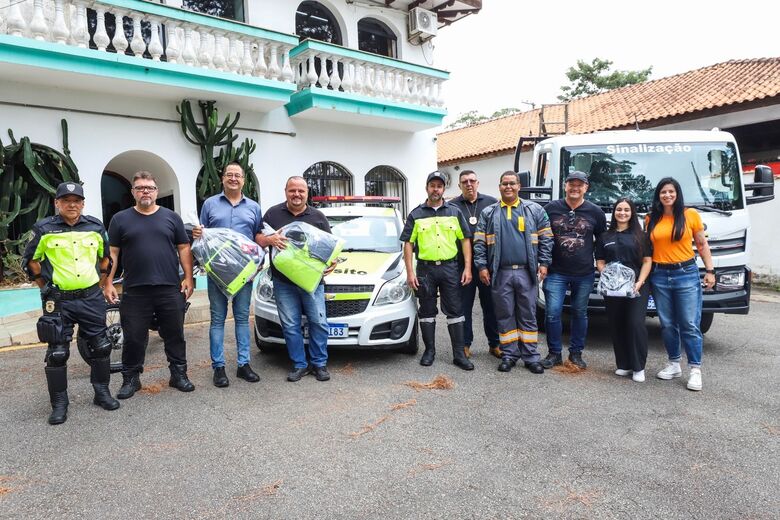 Transporte de Ferraz realiza entrega de uniformes padronização de viaturas para agentes de trânsito