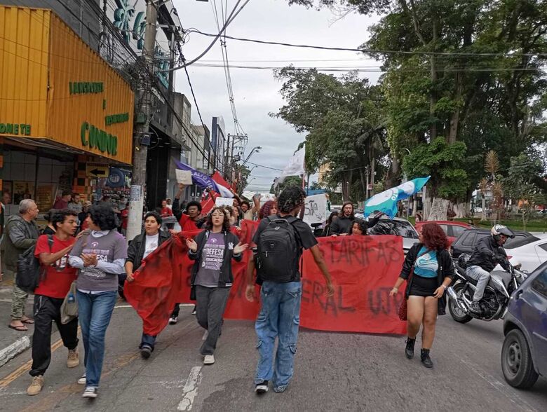 Estudantes protestaram contra o aumento da passagem em Itaquá nesta terça