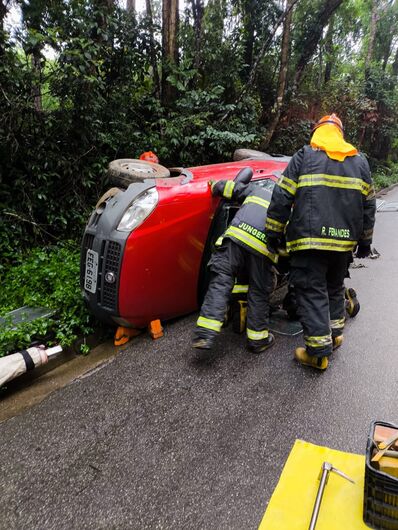 Bombeiros atenderam a ocorrência na Avenida do Paiol