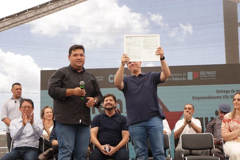 Governador recebe Título de Cidadão Suzanense das mãos do prefeito