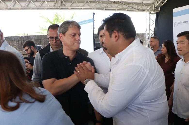 Tarcísio de Freitas e Pedro Ishi estiveram juntos na inauguração da Praça da Cidadania de Mogi das Cruzes