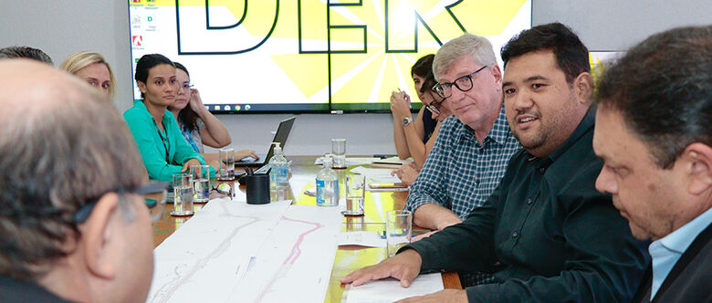 Pedro Ishi, secretário Samuel e deputado Damasio estiveram no DER