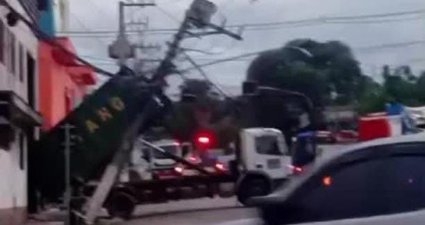 Caçamba de caminhão atingiu a fiação na Avenida Marques Figueira