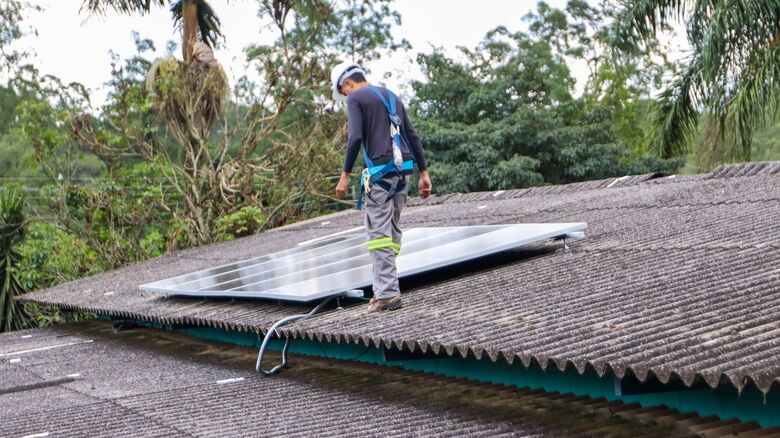 Escola de Ferraz recebe instalação de placas solares