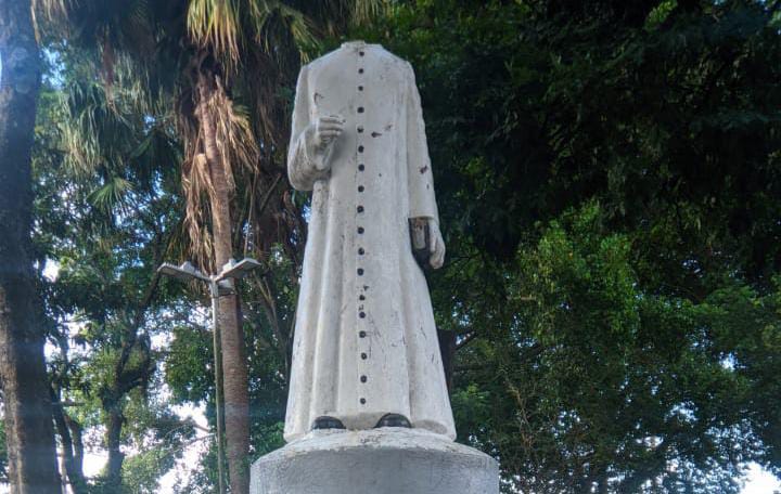 Estátua teve a cabeça arrancada 