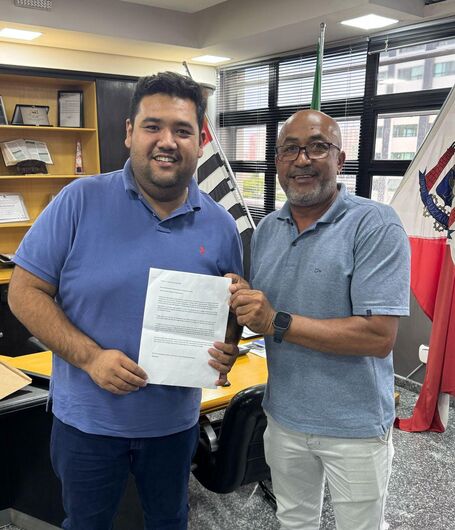 Josias Mineiro entrega carta de solicitações ao prefeito Pedro Ishi