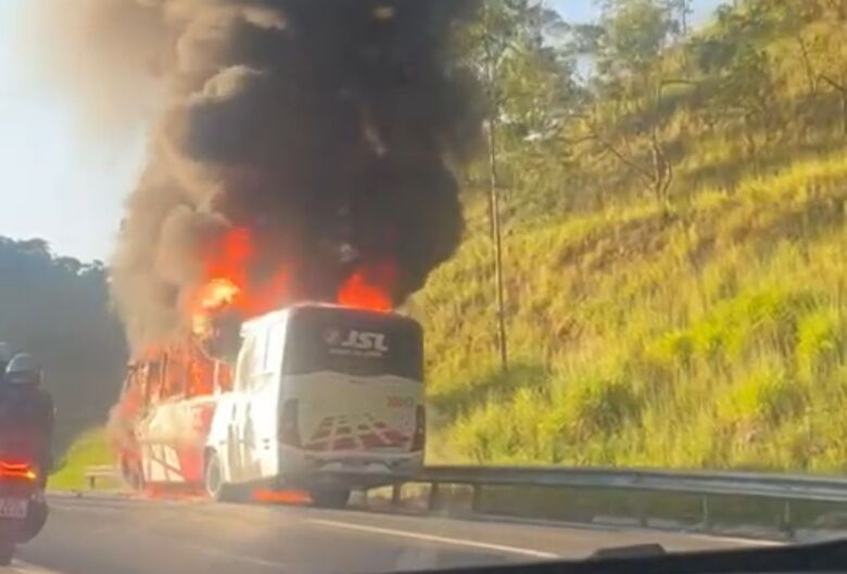 Ônibus empresarial pega fogo na Mogi-Dutra após pane mecânica