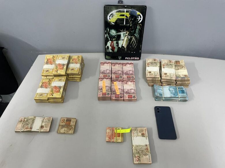 Homem estava com mais de R$ 122 mil, em espécie, durante a abordagem