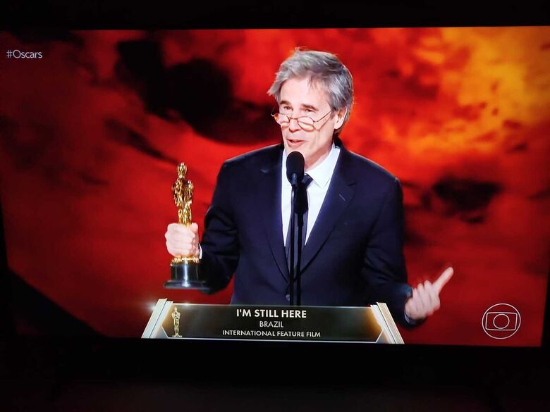 Walter Salles, diretor e roteirista do filme, recebeu a estatueta