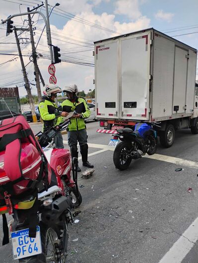 Moto bate na traseira de caminhão e motorista fica ferido