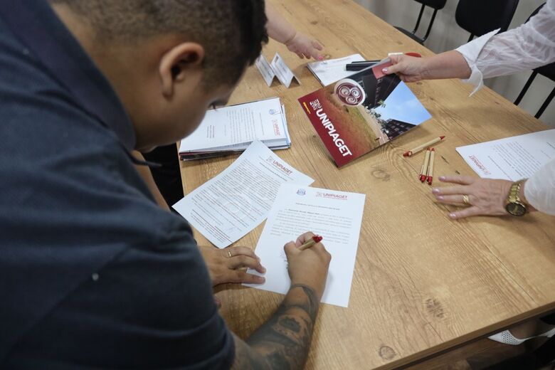 Cerimônia oficializou o benefício para 14 alunos de diferentes cursos 