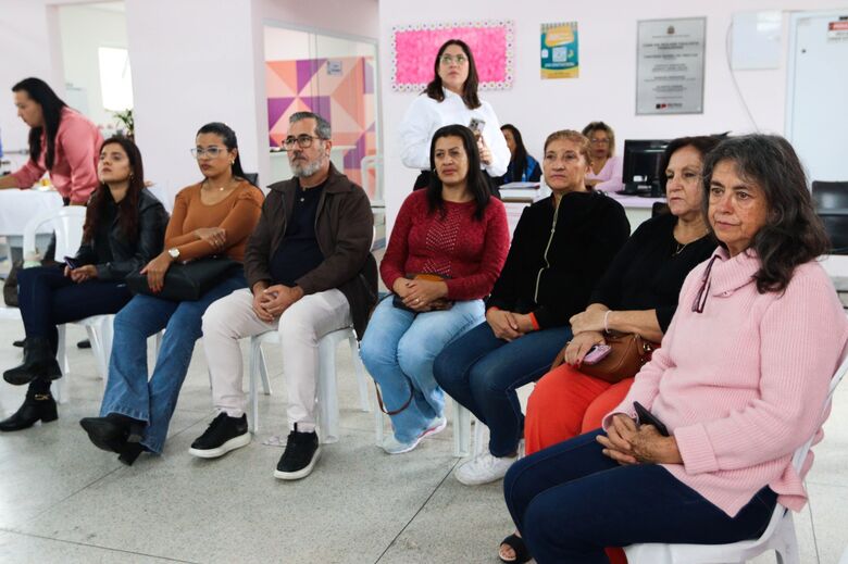 Coordenadoria da Mulher reúne diretores de escolas em Ferraz