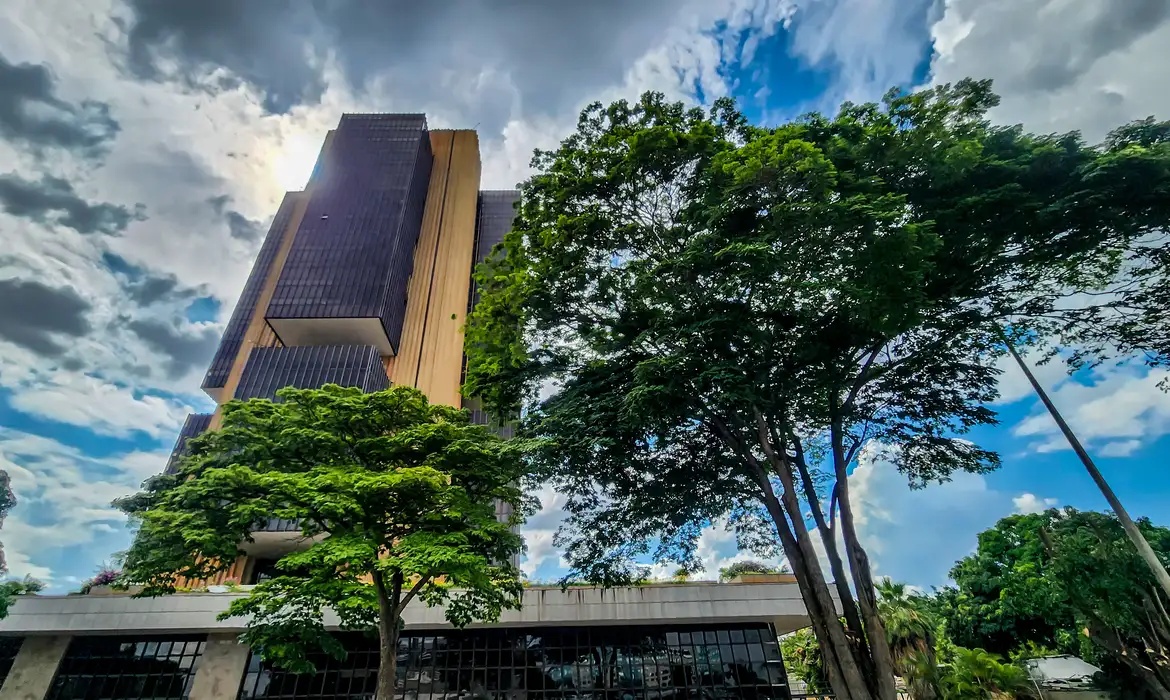 Juros médios cobrados pelos bancos chegam a 43,7% ao ano em fevereiro