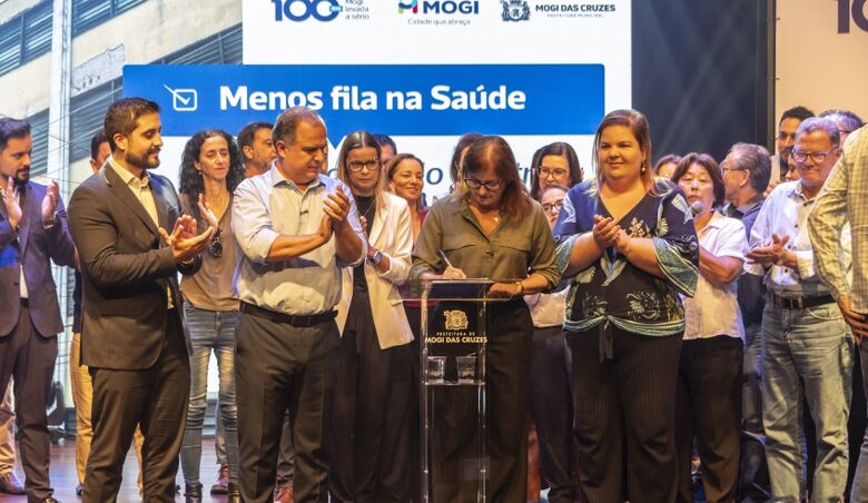 Mara e Téo assinam reforma de estações, duplicação de avenida e criação do projeto Cidade da Saúde