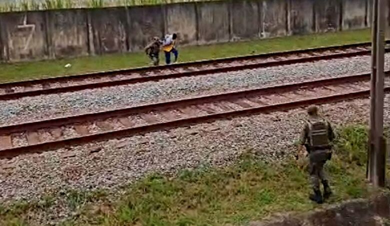 O suspeito foi avistado correndo junto à linha férrea, em direção ao distrito de Jundiapeba