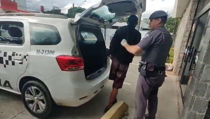 Também foram apreendidas duas pedras de crack 