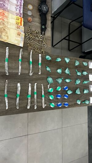 Suspeito por tráfico e mais drogas foram apreendidos no bairro da Divineia