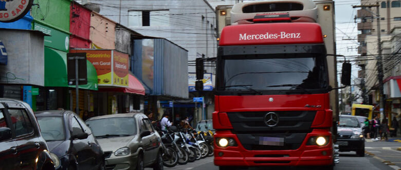 Caminhões na área central precisam de regras para circulação