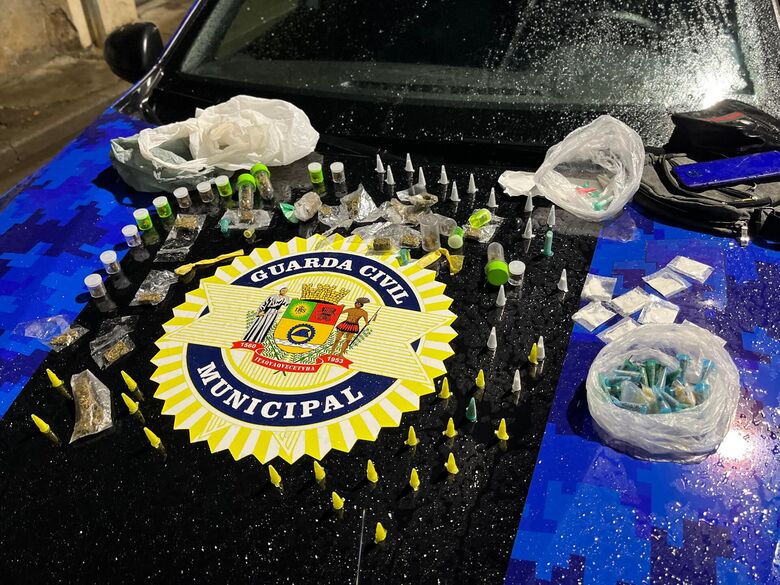 A operação teve início no Jardim Celeste, em uma viela já conhecida pelos agentes como ponto de venda de drogas