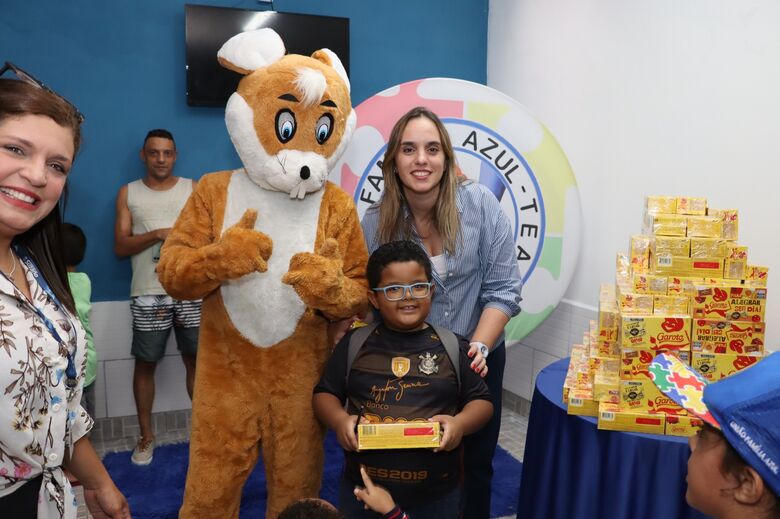 Fundo Social doa 4.892 caixas de bombons para 43 associações de 25 bairros