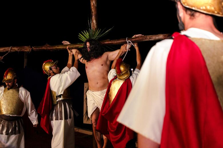 Cerca de duas mil pessoas compareceram ao espetáculo 'A Paixão de Cristo' em Ferraz