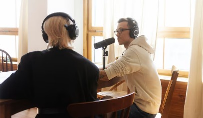 Segundo o especialista, manter hidratação constante, fazer pausas vocais regulares e evitar falar em ambientes ruidosos são práticas essenciais