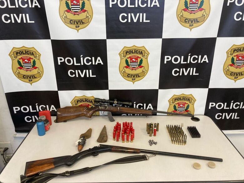 Foram apreendidas armas e munições na casa do suspeito