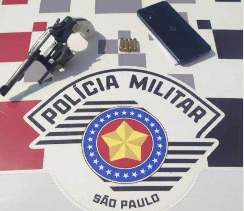 A arma foi apreendida e o suspeito levado à Delegacia Central de Suzano