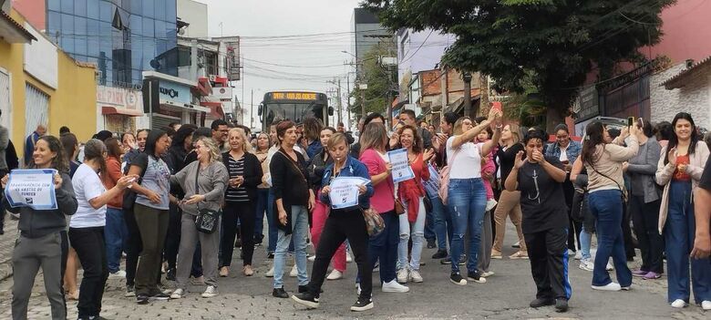 Manifestação reúne professores em frente da Secretaria da Educação de Itaquaquecetuba